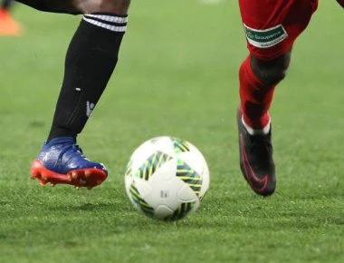 Οι κανονισμοί πήγαν περίπατο σε αγώνα ποδοσφαίρου - Η κίνηση του τερματοφύλακα και η απόφαση του διαιτητή (βίντεο)